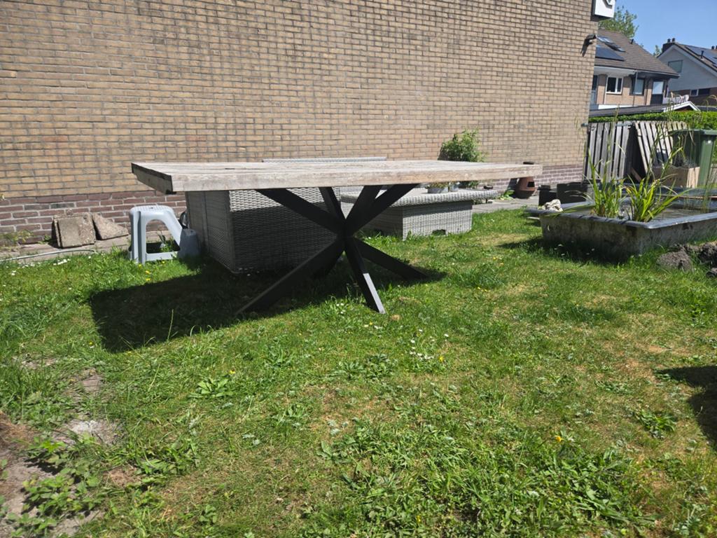Robuuste houten tuintafel met metalen onderstel, Ophalen of Verzenden, Gebruikt, Rechthoekig, Hout