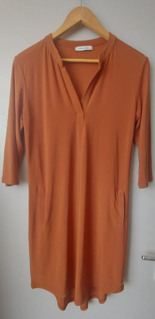 Oranje/bruine jurk van Angelle Milan, maat M, Kleding | Dames, Maat 38/40 (M), Angelle Milan, Oranje, Ophalen of Verzenden