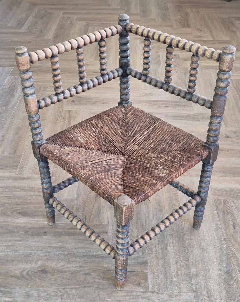 Antieke hoekstoel met biezen zitting, Antiek en Kunst, Antiek | Meubels | Stoelen en Banken, Ophalen of Verzenden