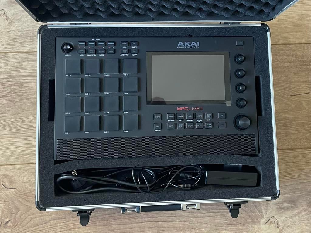 Te koop: Akai MPC Live II + Analog Cases hardcase, Muziek en Instrumenten, Samplers, Ophalen, Zo goed als nieuw