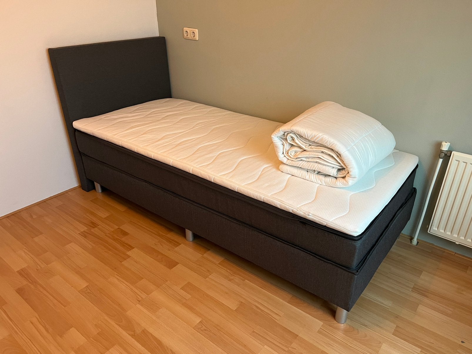 Eenpersoonsbed boxspring Leen Bakker Alta donkergrijs 90x200, Ophalen, 90 cm, Eenpersoons, Zo goed als nieuw