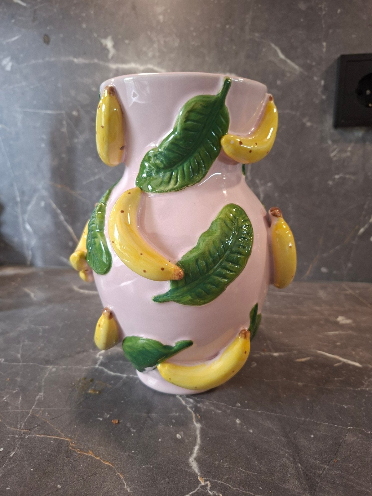 Unieke Roze Keramische Vaas met Bananen Decoratie, Ophalen of Verzenden