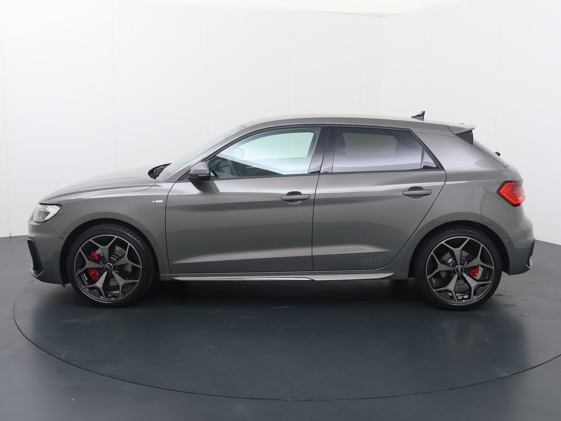 Audi A1 Sportback 40 TFSI S edition | 207 PK | Automaat | Ad, Auto's, Audi, 4 cilinders, Bedrijf, Audi Selectie :plus, Zilver of Grijs