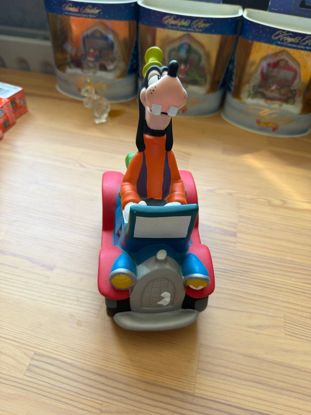 Goofy in auto spaarpot - Disney, Verzamelen, Spaarpotten, Ophalen of Verzenden, Gebruikt, Kunststof, Strip- of Tekenfilmfiguur