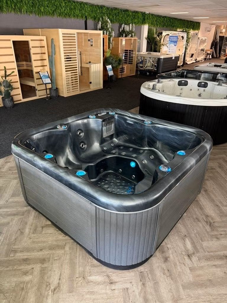 acryl 6-persoons Spa/jacuzzi, 1 Jaar Garantie plug and play, Ophalen, Zo goed als nieuw, Trap, Vast