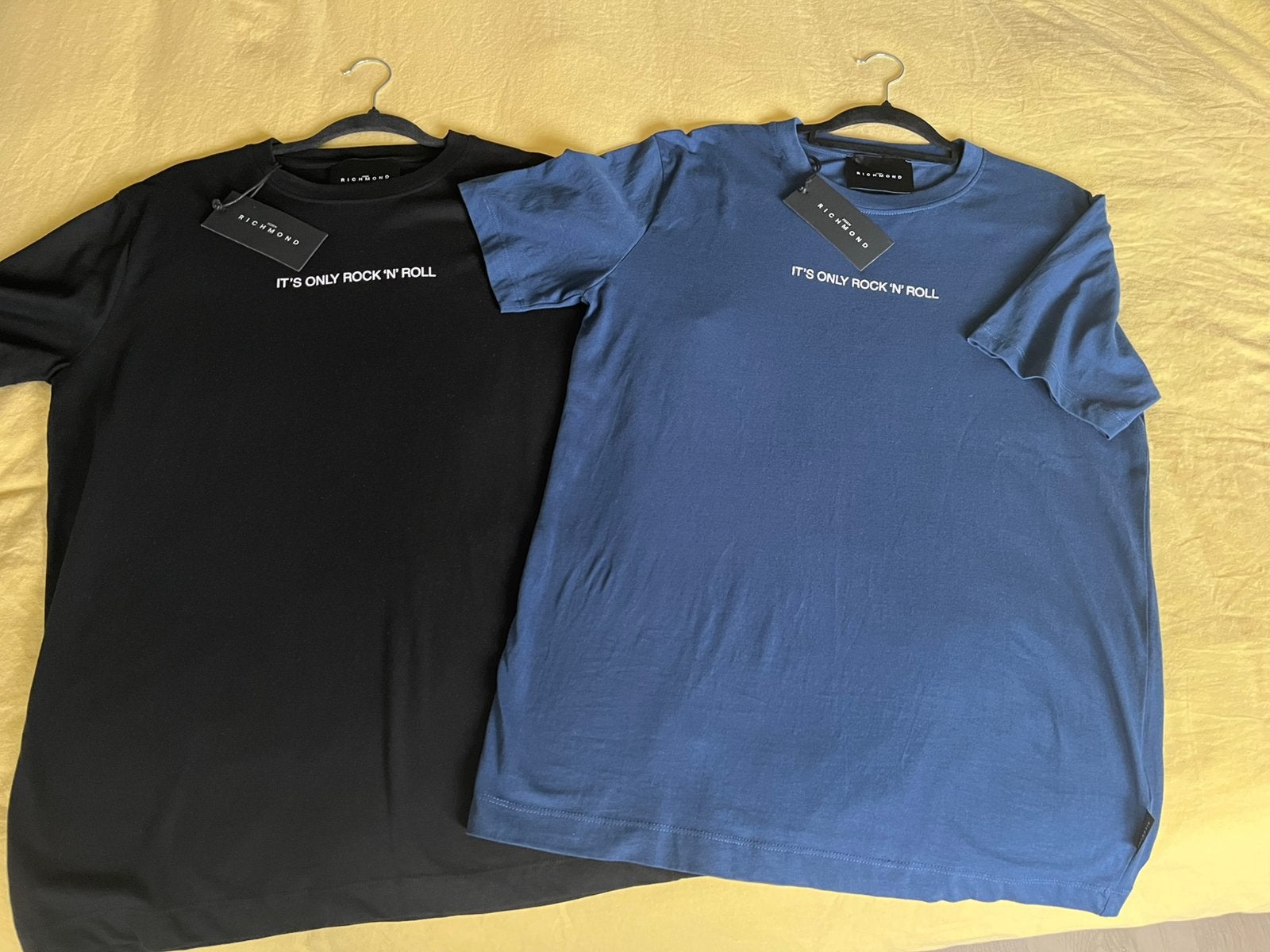T-shirts John Richmond, zwart en blauw., Verzenden, Nieuw, Maat 52/54 (L), Zwart