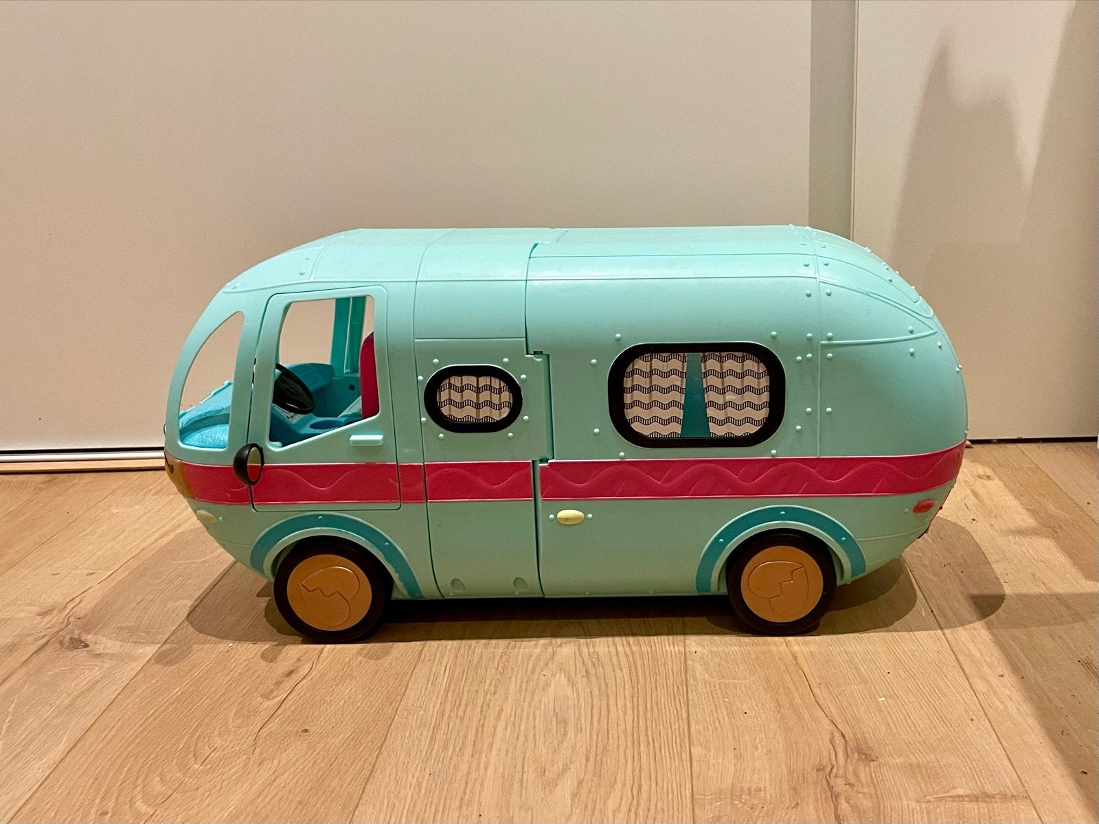 LOL Surprise OMG Glamper Fashion Camper, Kinderen en Baby's, Speelgoed | Speelgoedvoertuigen, Ophalen, Gebruikt