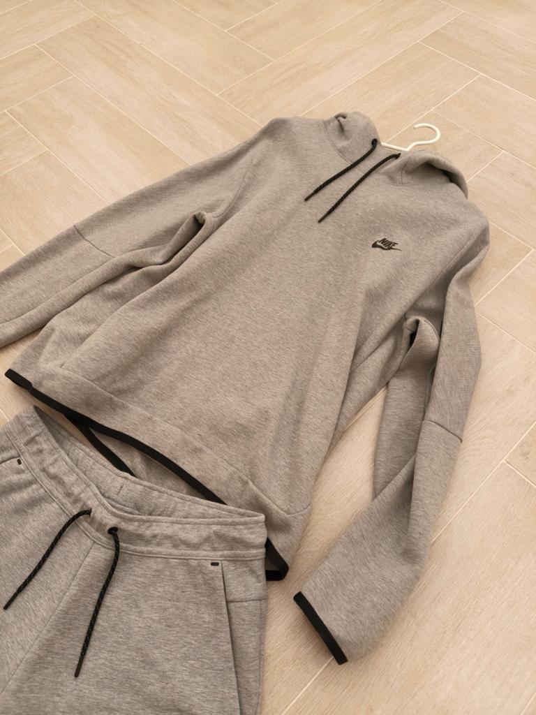 Nike Tech Fleece Trainingspak Jogger Hoodie Maat M, Kleding | Heren, Sportkleding, Ophalen of Verzenden, Zo goed als nieuw, Grijs