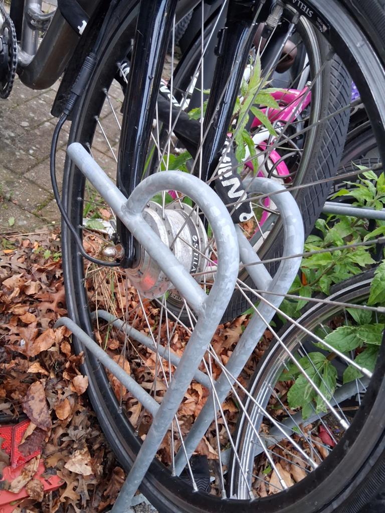 Stella 28 inch voorwiel met motor, 9-pins aansluiting, Fietsen en Brommers, Fietsonderdelen, Gebruikt, Stella, Ophalen of Verzenden