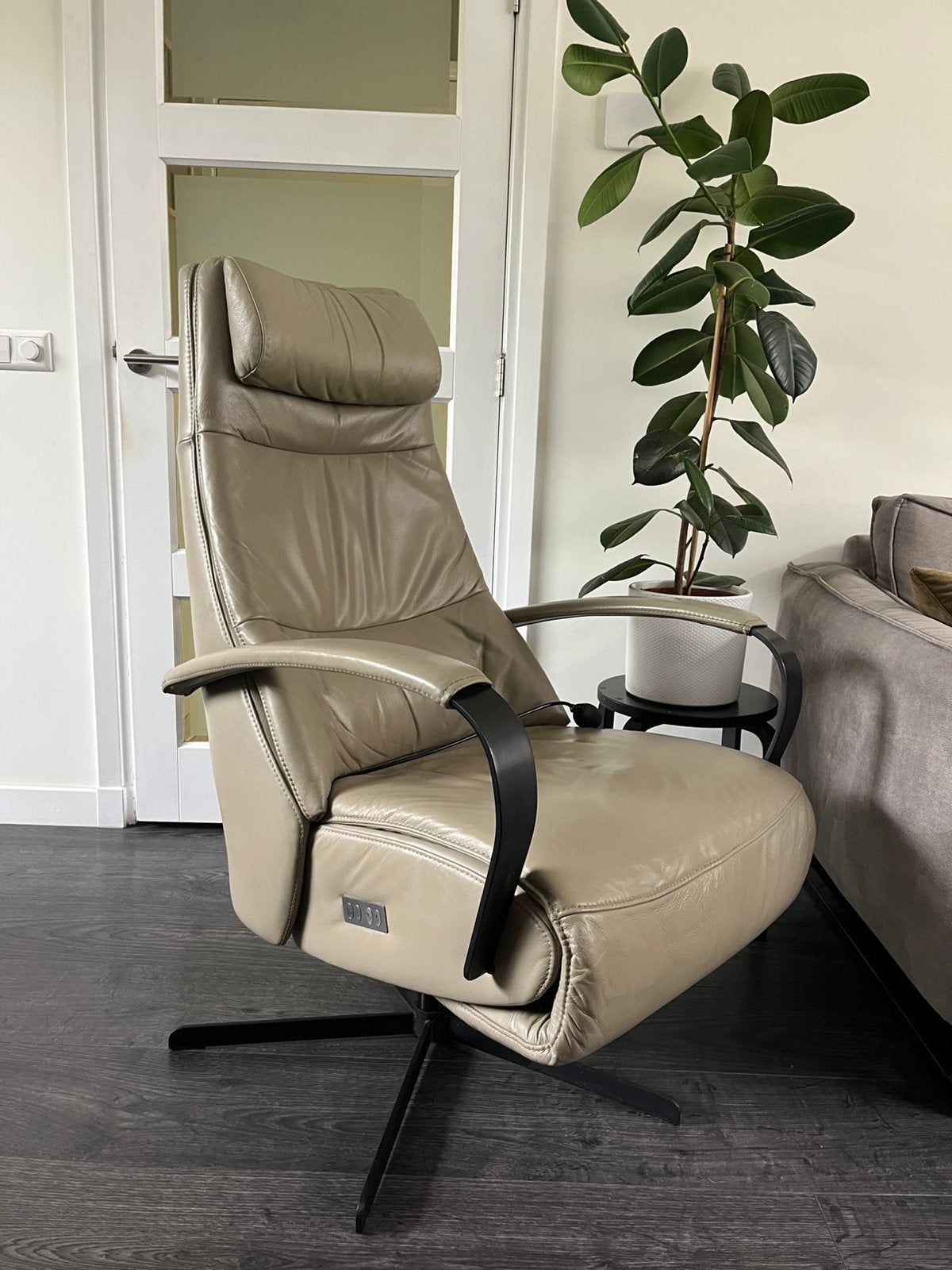 Prominent Elektrische Relaxfauteuil E100 Humberto Taupe L XL, Ophalen, Minder dan 75 cm, Leer, Zo goed als nieuw