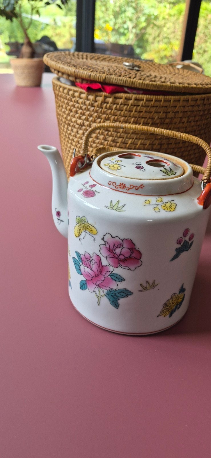 Mooie Chinese theepot met theemuts/ mand, Ophalen of Verzenden
