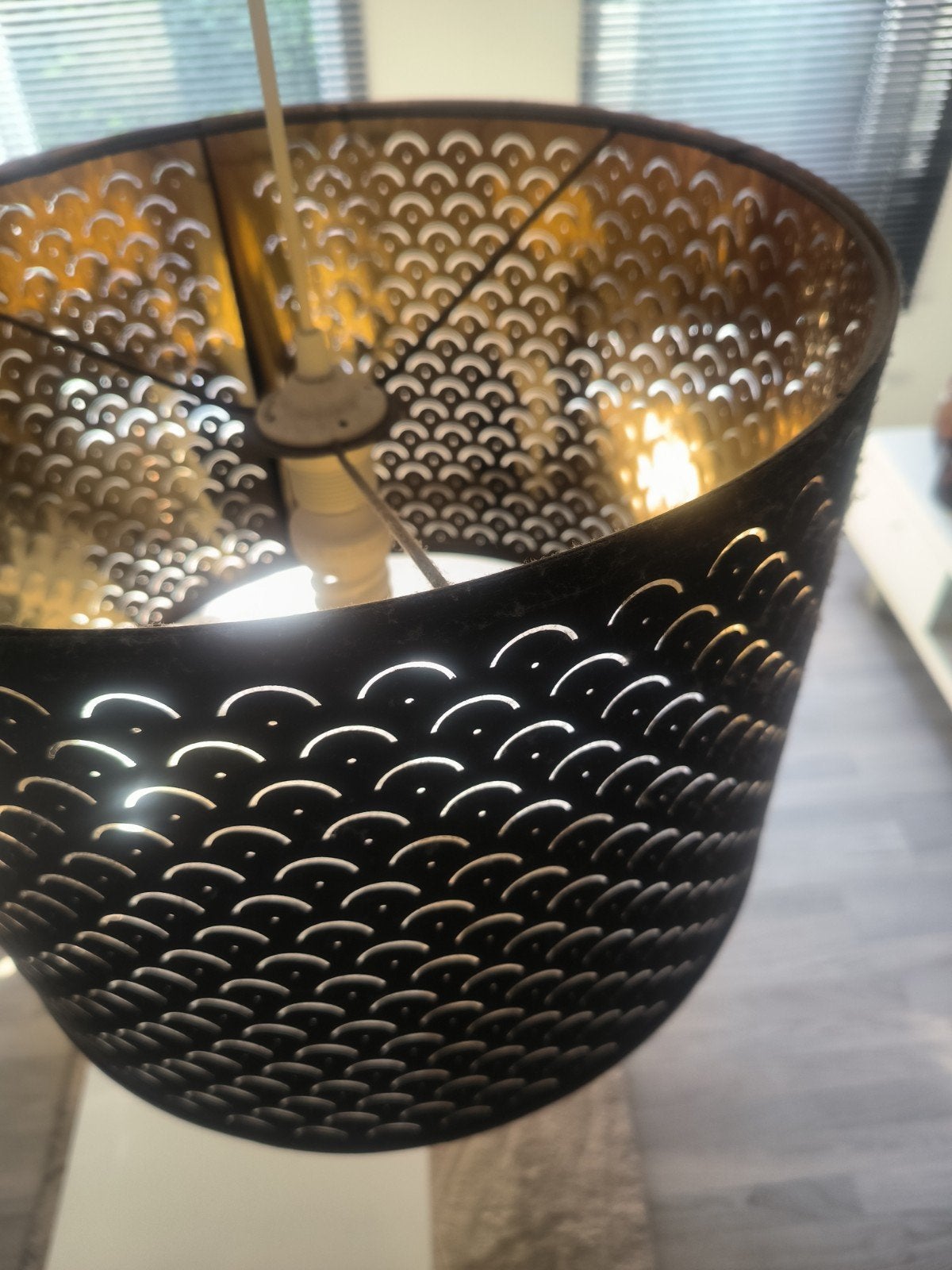 Moderne hanglamp met gouden binnenkant ikea, Huis en Inrichting, Lampen | Hanglampen, Verzenden, Zo goed als nieuw, Metaal, Modern, Sfeervol