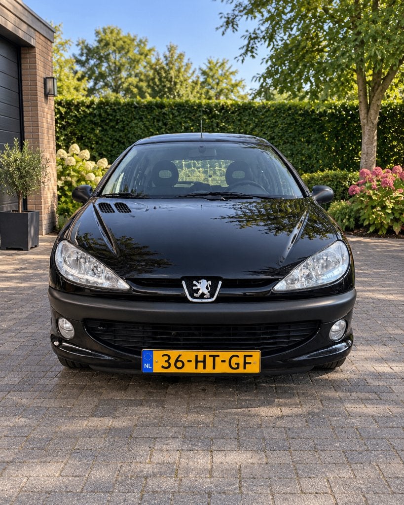 Peugeot 206 1.6 16V 2001 Zwart | Allseason | Climate Control, Auto's, Voorwielaandrijving, 40 €/maand, Zwart, Zwart