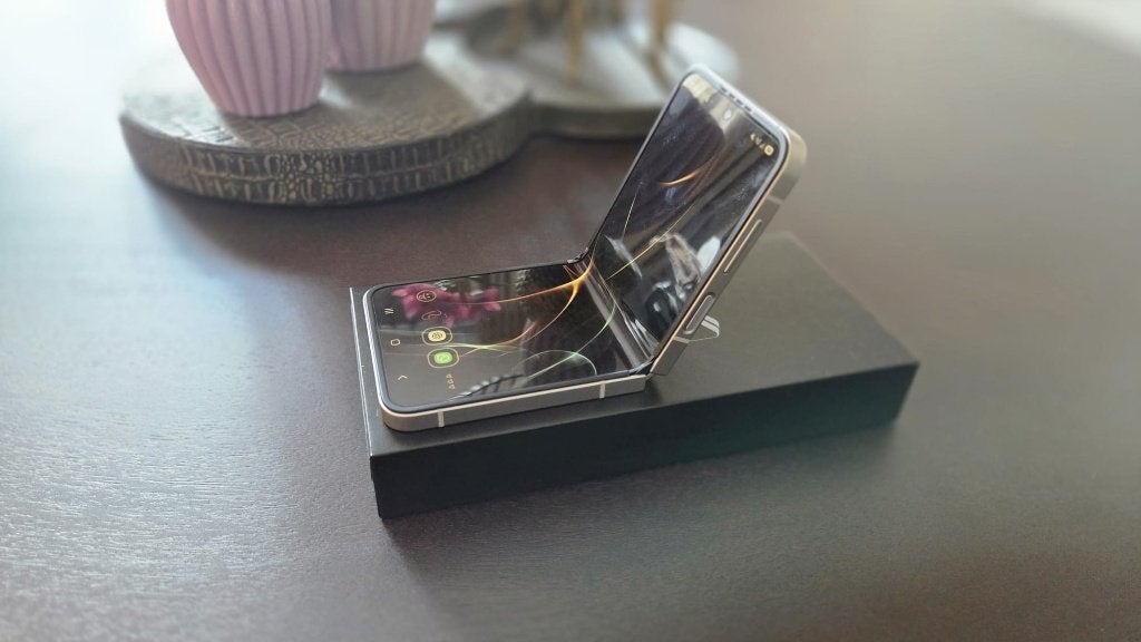 Samsung Z flip 6, 256 GB, zilvergrijs, krasvrij, nieuwstaat