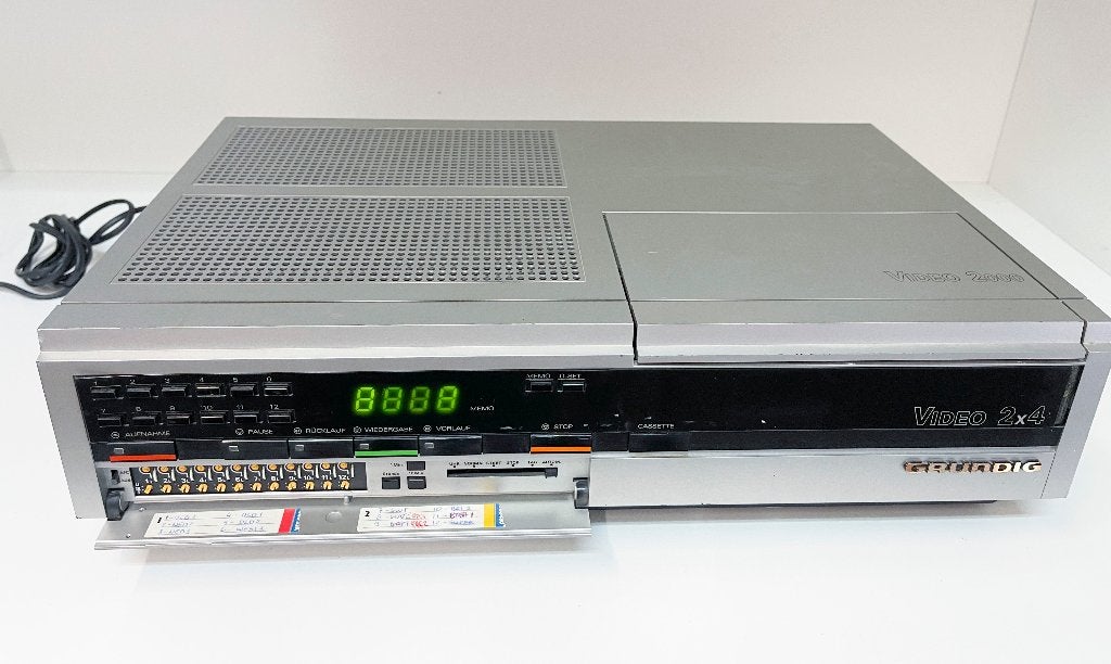 GRUNDIG Video 2 x 4 Video2000(gaat aan maar draai band niet), Audio, Tv en Foto, Videospelers, N, Grundig, Video 2000-speler of -recorder