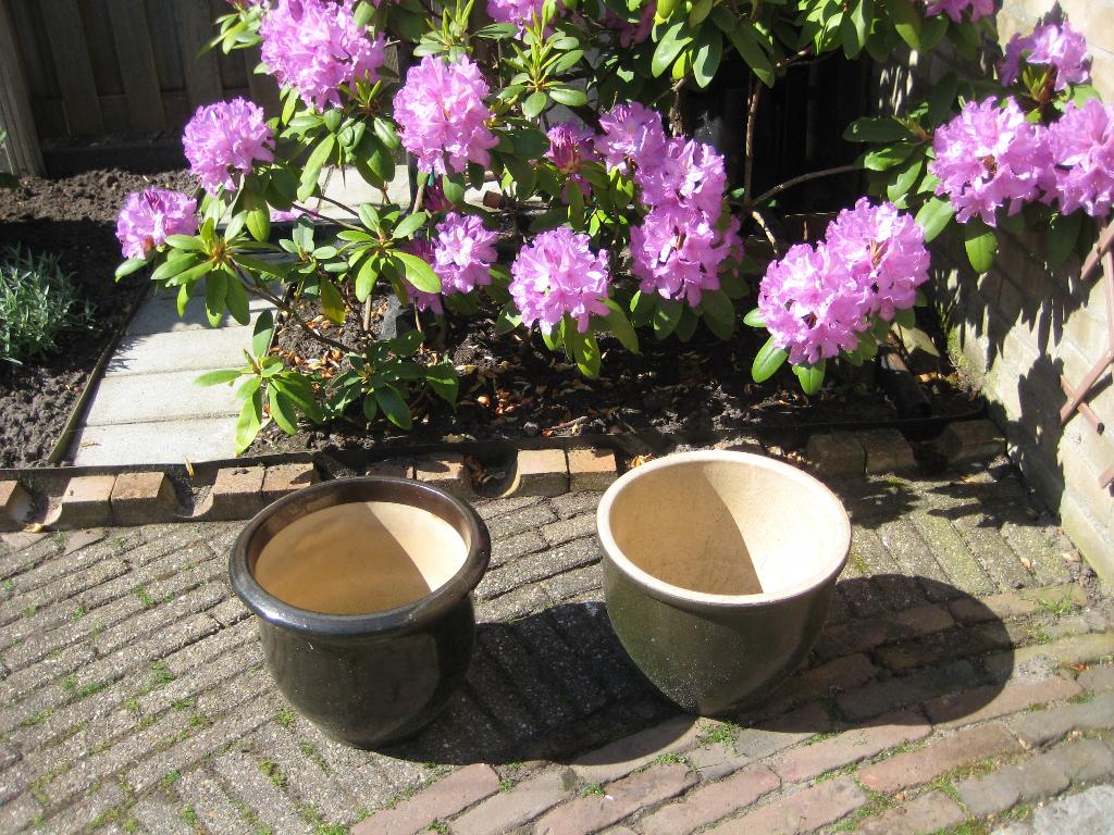 twee Bloempotten ( bruin )  28 cm. breed, Tuin en Terras, Bloempotten, Gebruikt, Rond, Minder dan 40 cm, Tuin