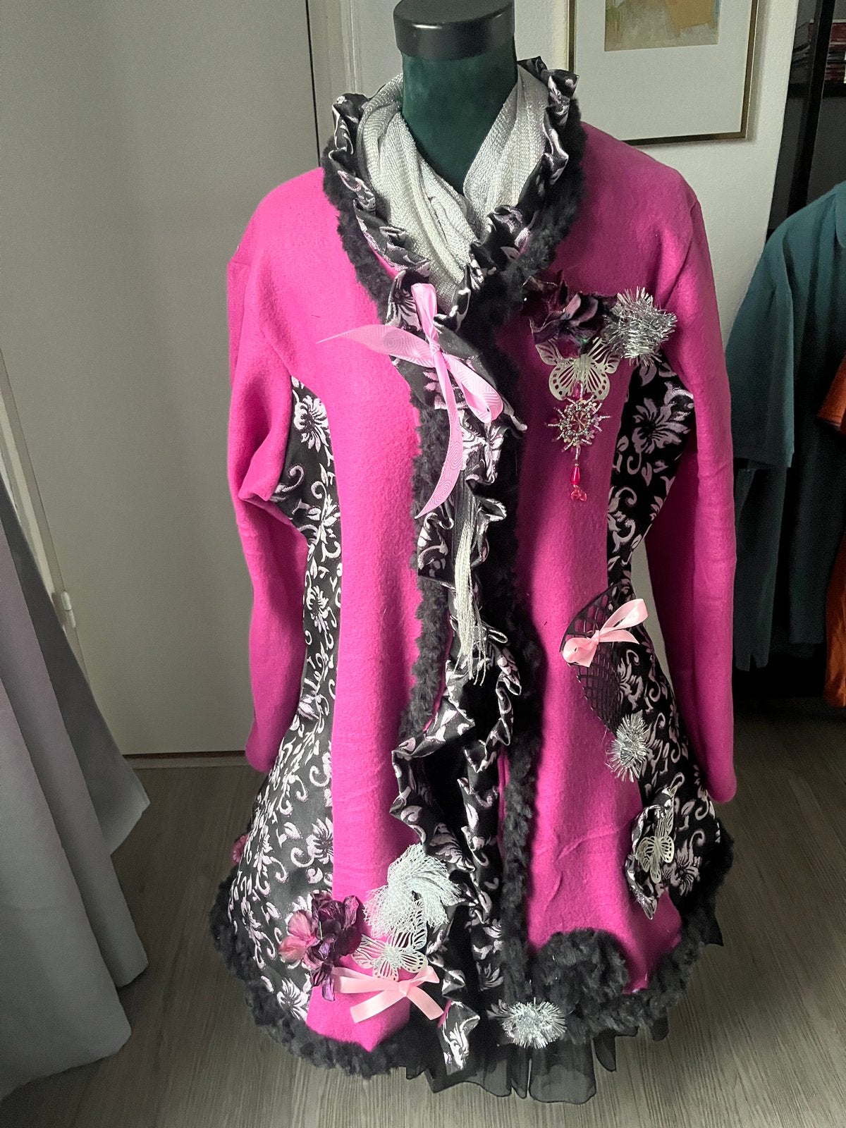 Nieuwe aparte fuchsia/zwart/zilver iets getailleerd maat L, Kleding | Dames, Carnavalskleding en Feestkleding, Carnaval, Maat 42/44 (L)