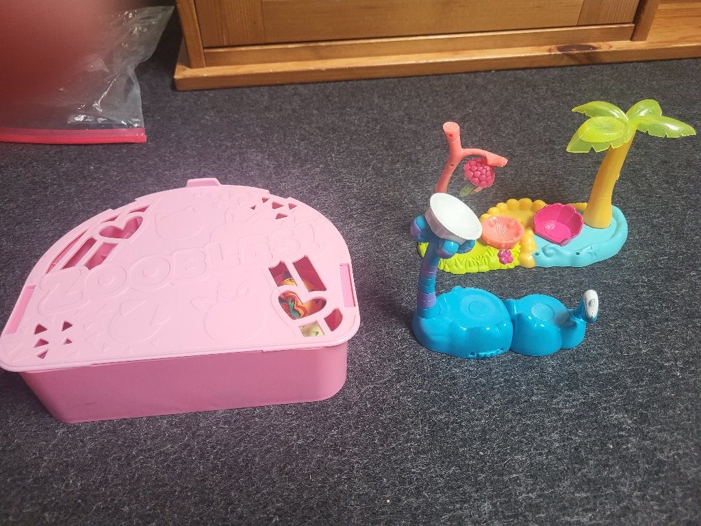 Zoobles set 10 poppetjes +verzorger en speelpark, Ophalen of Verzenden, Zo goed als nieuw, Pop
