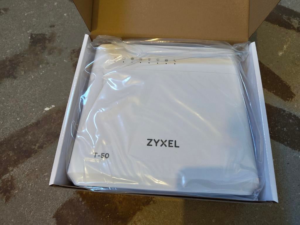 2x Zyxel T50 + Glasvezel patch kabel + Media Convertor, Computers en Software, Routers en Modems, Ophalen, Nieuw, Router met modem