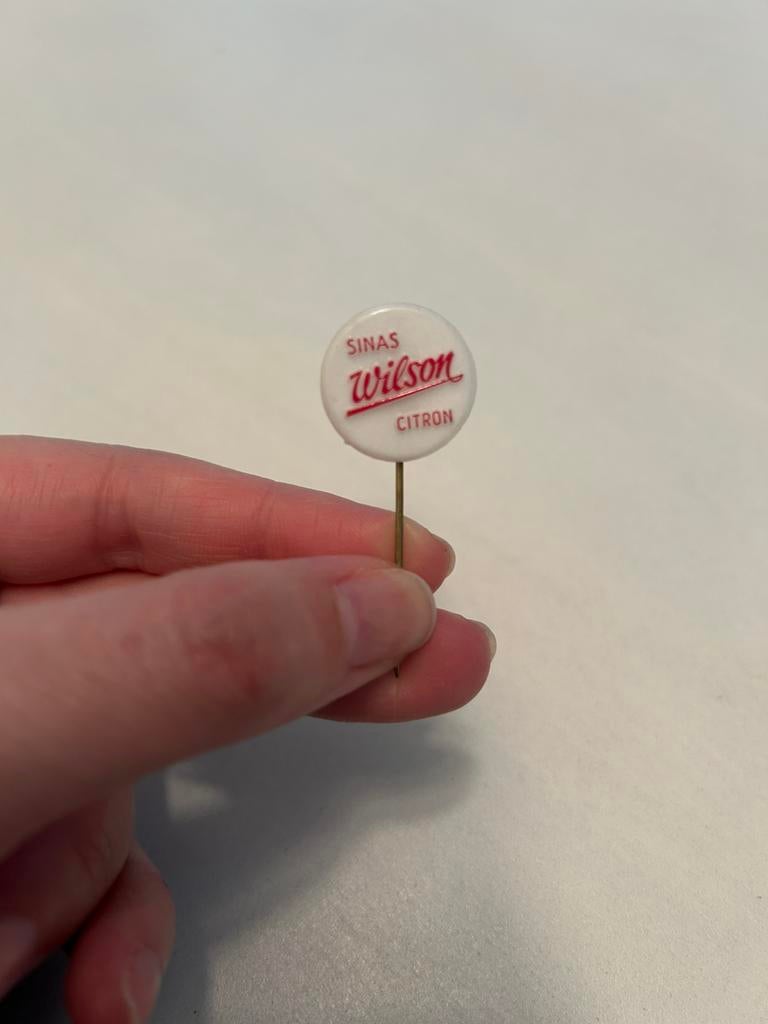 Wilson sinas citron wit op rood speldje (pin), Ophalen of Verzenden, Zo goed als nieuw, Transport