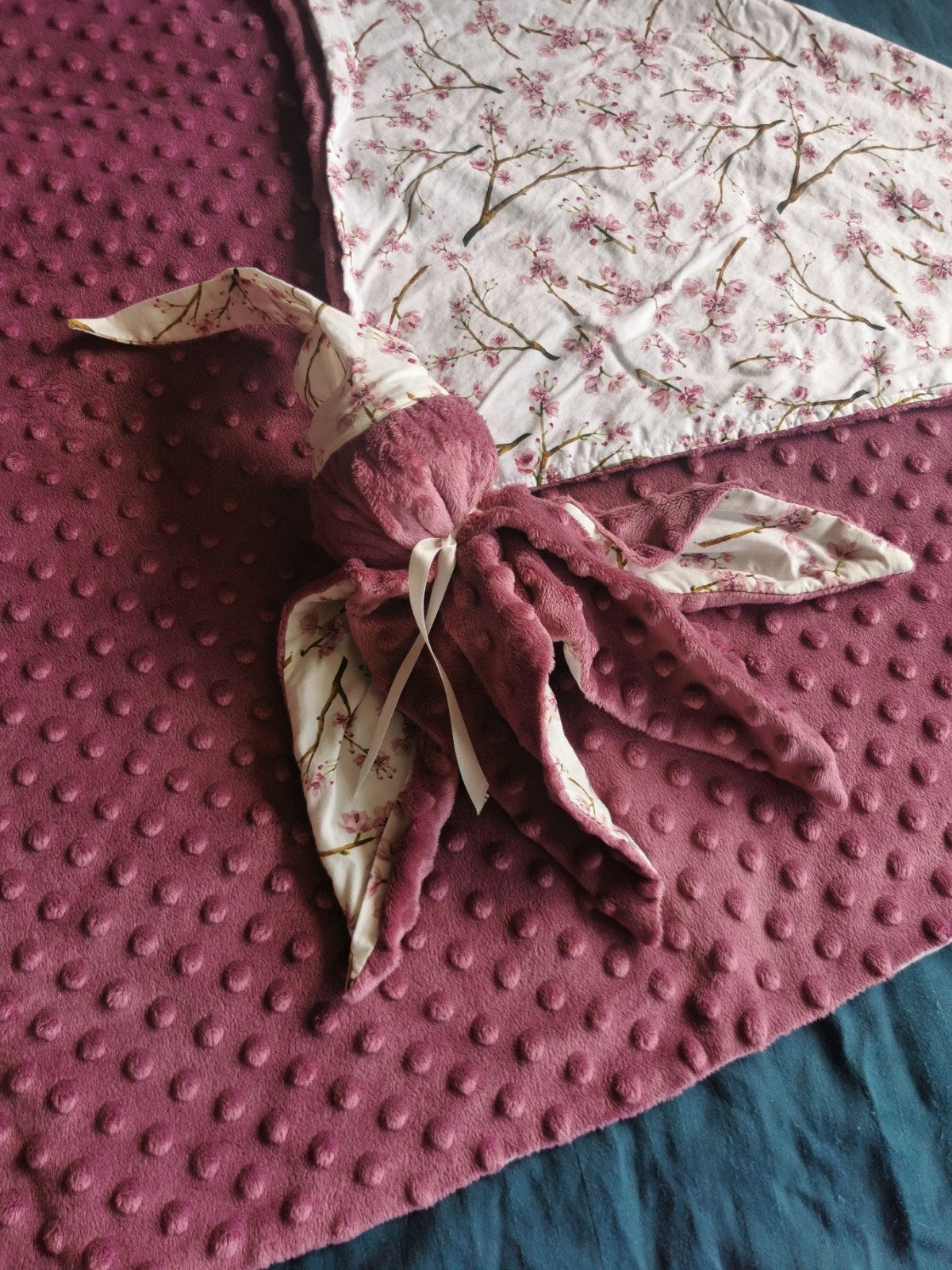Dun dekentje met knuffel - Roze met bloesemprint, Ophalen of Verzenden, Zo goed als nieuw, Deken