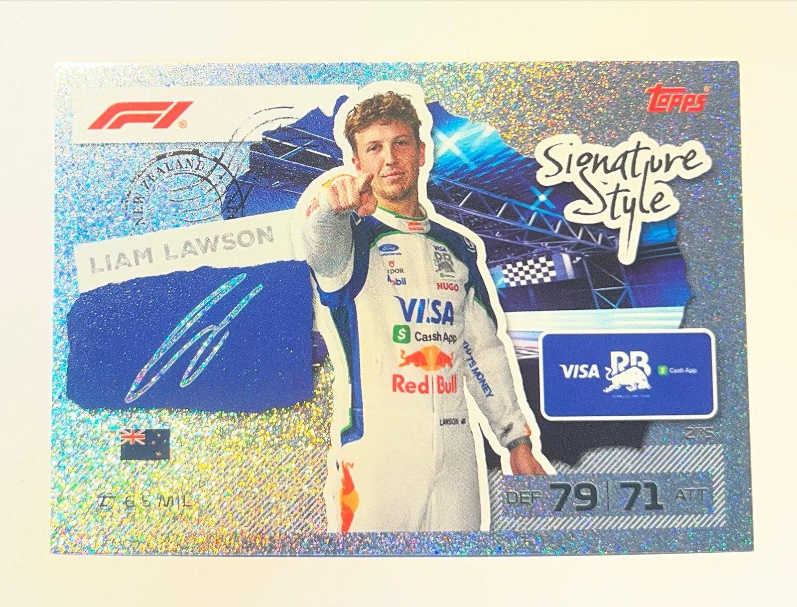 Topps Turbo Attax F1 2026 - Liam Lawson Signature Style, Ophalen of Verzenden, Nieuw, Overige sporten, Spelerskaart