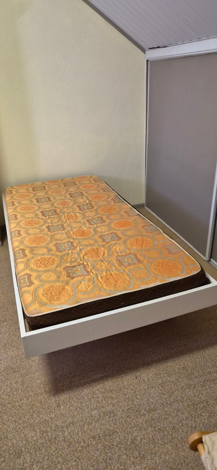 Gratis! 2 stevige houten 1-persoons bedden inclusief matras, Ophalen, Gebruikt, 90 cm, Eenpersoons
