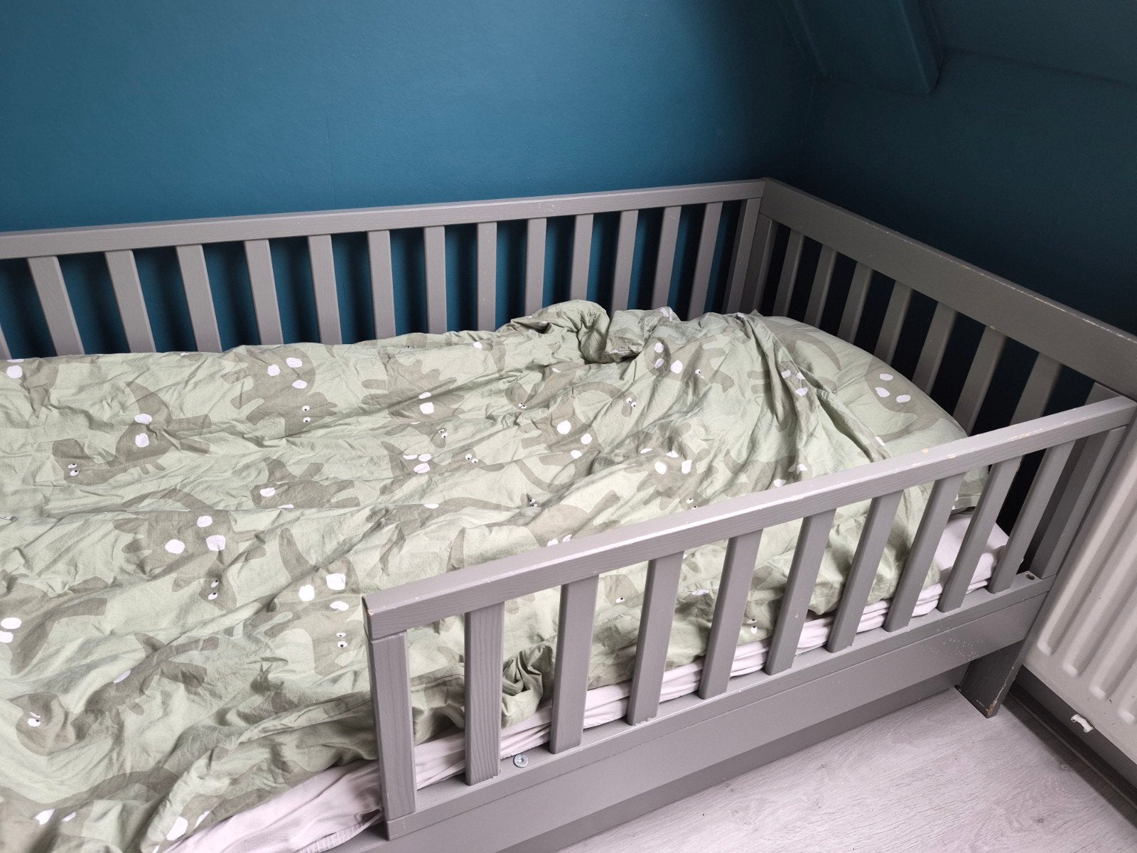 Peuterbed met lade - Grijs, Huis en Inrichting, Ophalen, Gebruikt, Eenpersoons, 190 cm of minder