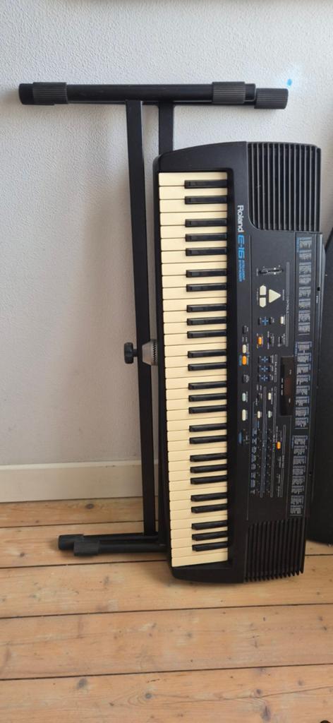 Roland E-16 Intelligent Synthesizer met standaard, Roland, Ophalen of Verzenden, Met standaard, 61 toetsen