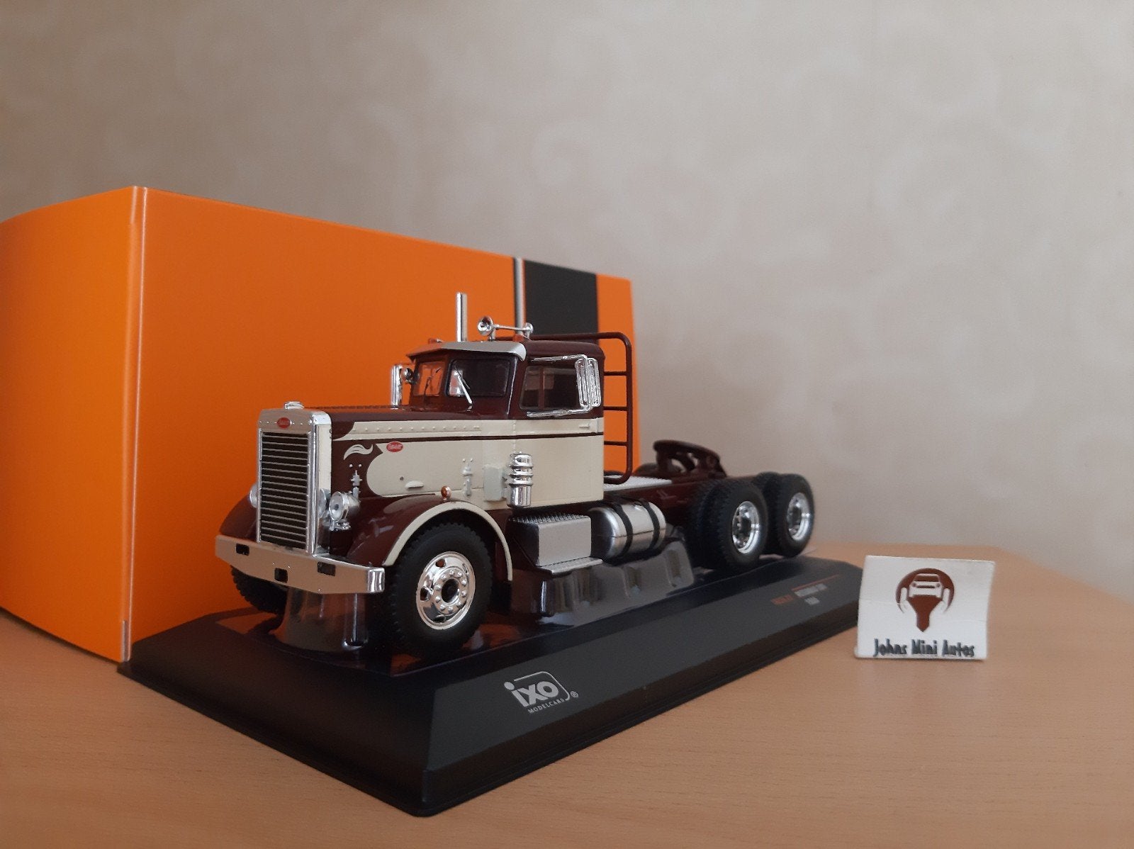 Peterbilt 281 uit 1955 Donkerbruin/Beige van IXO Trucks 1:43