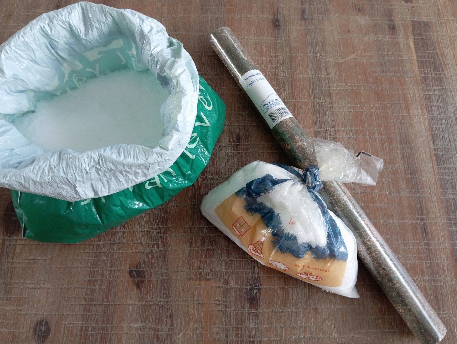 Knutselset: Kunstsneeuw (240g) & Grottenpapier (200x50cm), Diversen, Ophalen of Verzenden, Zo goed als nieuw