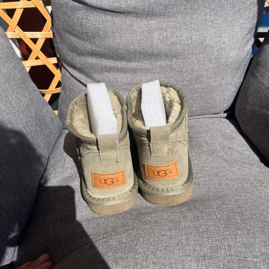 Nieuwe Uggs maat 36 - Nooit gedragen, Kleding | Dames, Schoenen, Ophalen of Verzenden, Nieuw, Grijs, Lage of Enkellaarzen
