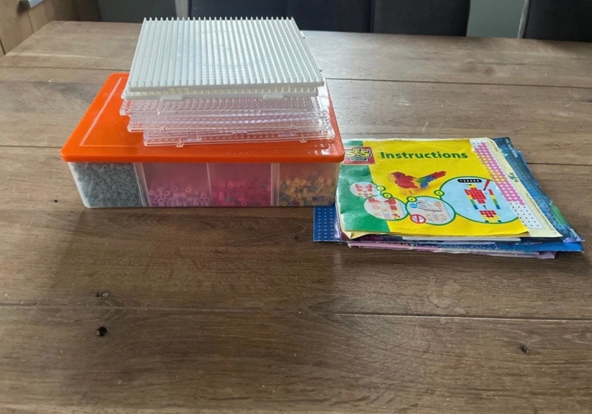 Strijkkralen set met sorteerdoos, opzetbladen en voorbeelden, Ophalen of Verzenden, Gebruikt, Knutselen