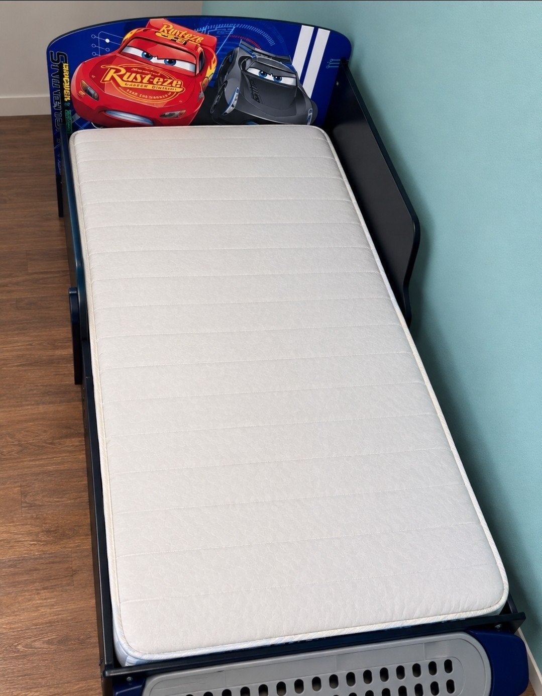 Leuk jongensbed met Cars-thema en matras, Ophalen, Blauw, Zo goed als nieuw, Overige maten