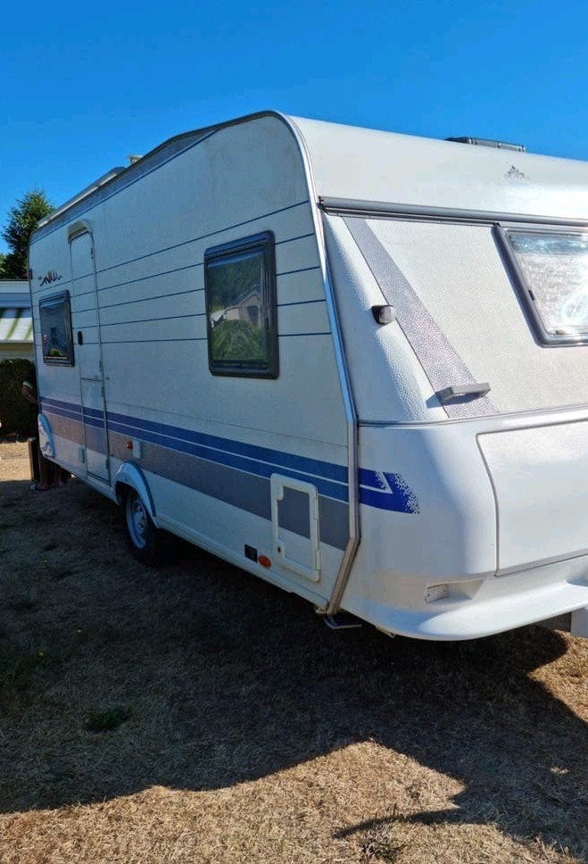 Hobby tourcaravan uit 2002 met Brand voortent en luifel, Particulier