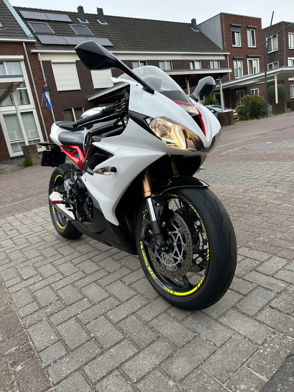 Triumph Daytona 675 – 2015 – Crystal White – 14.501 km, Motoren, 675 cc, Gebruikt, 3 cilinders, Super Sport