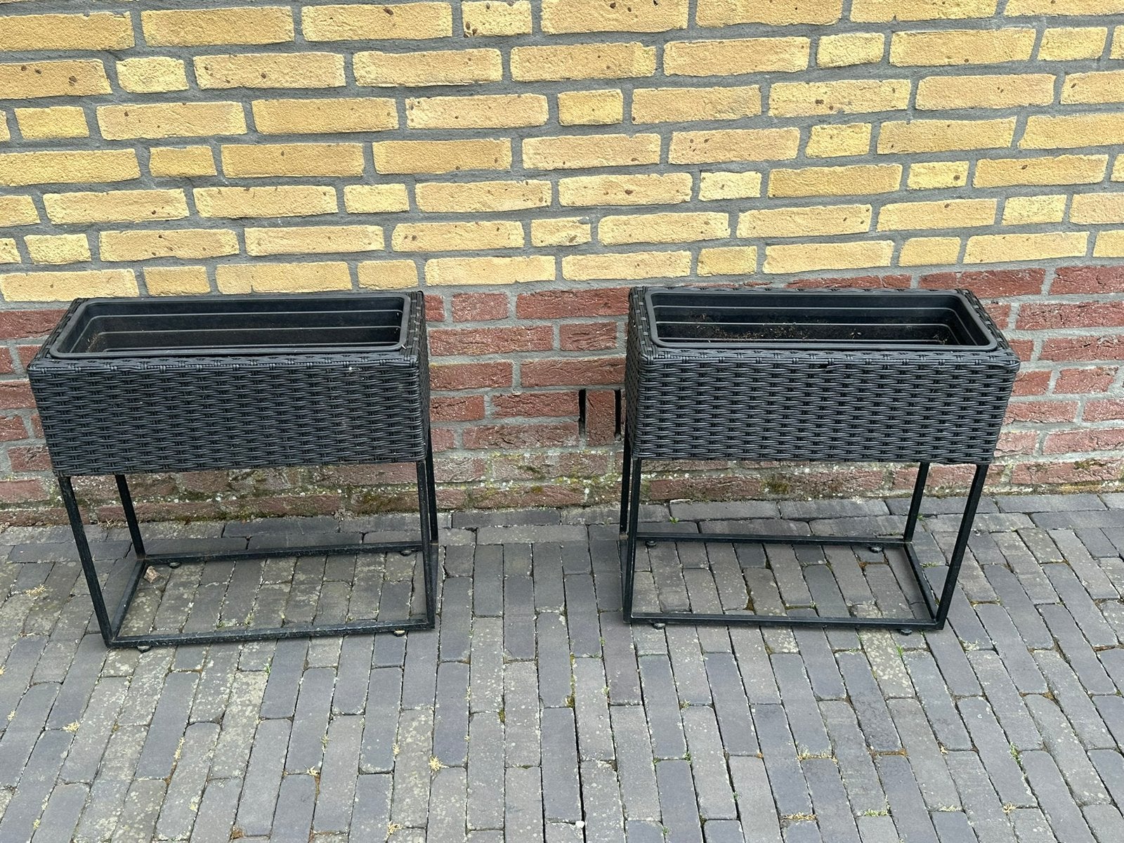 2 plastic rotan plantenbakken. Per stuk 25 euro, Ophalen, Zo goed als nieuw, Rond, Kunststof