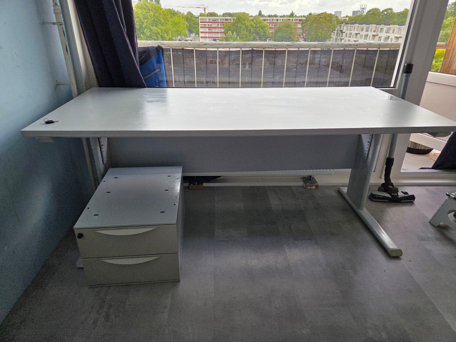 Wit/lichtgrijs bureau met lades en verstelbare poten, Huis en Inrichting, Bureaus, Ophalen, Gebruikt, Metaal, Overige merken
