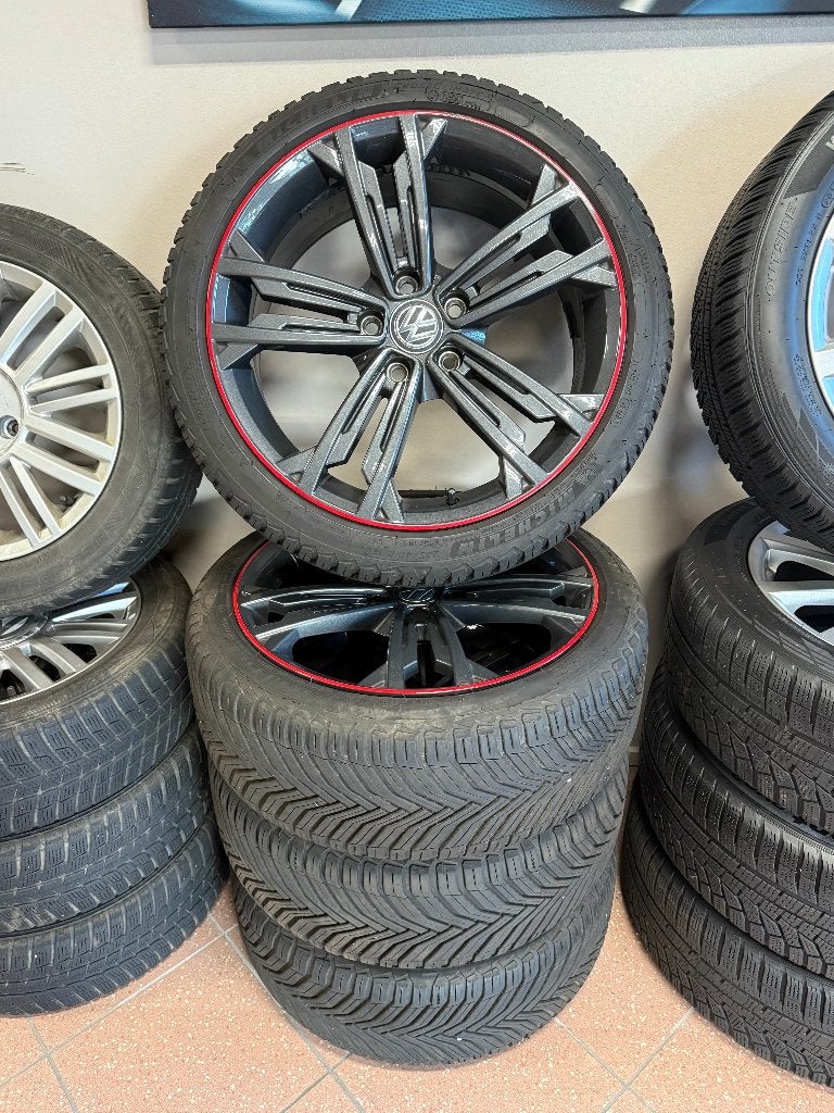 18 inch VW Golf GTI 'Sevilla' Velgen + Michelin AllSeason, Ophalen, 18 inch, Gebruikt, Banden en Velgen