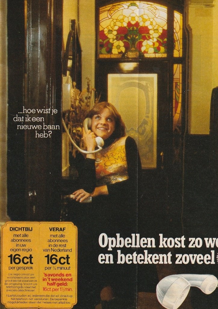 Retro reclame 1977 PTT telecommunicatie vrouw telefoon, Verzenden, Overige typen