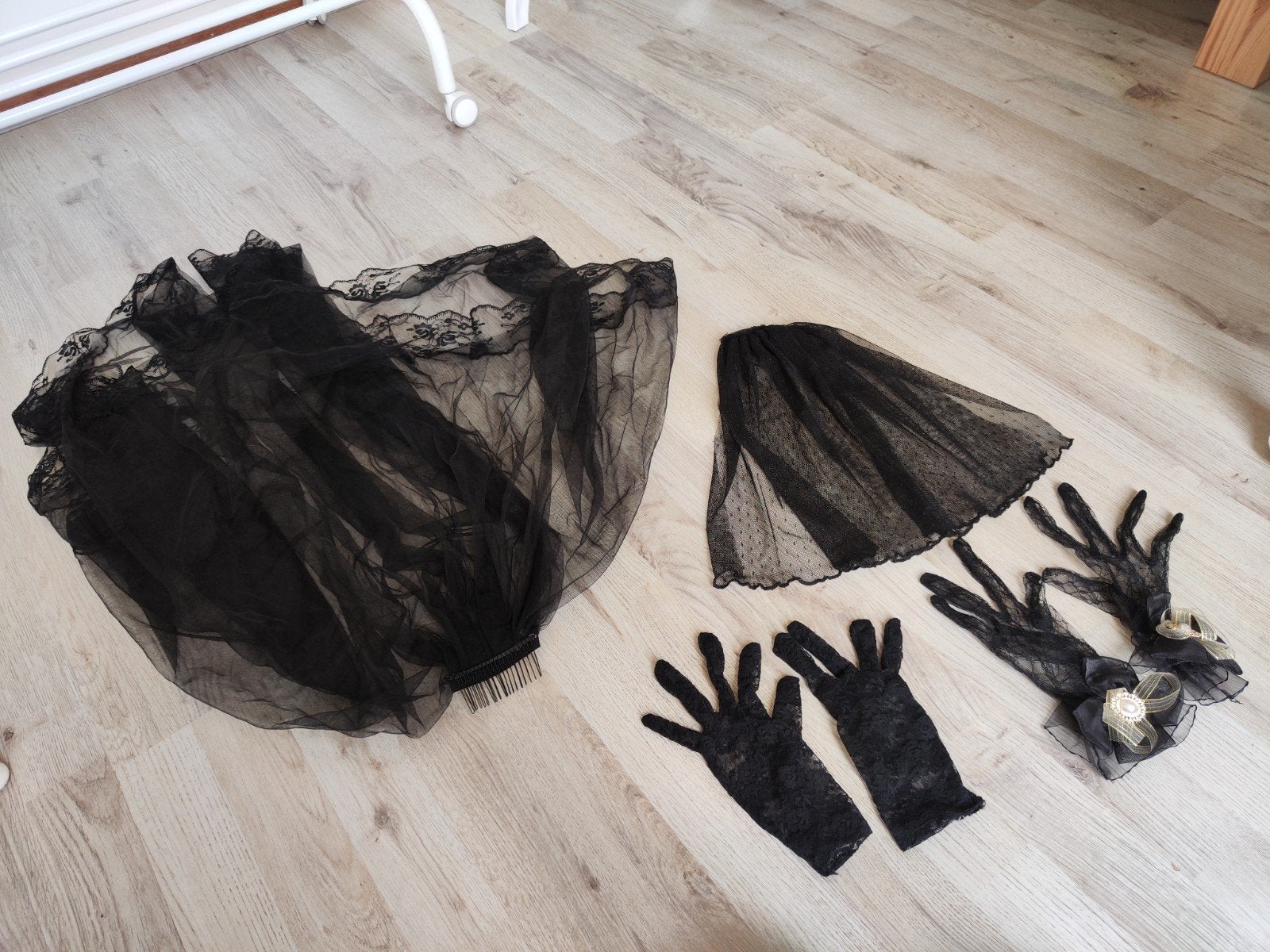 2 zwarte sluiers met 5 paar handschoenen, Ophalen of Verzenden, Zo goed als nieuw, Zwart, Accessoires