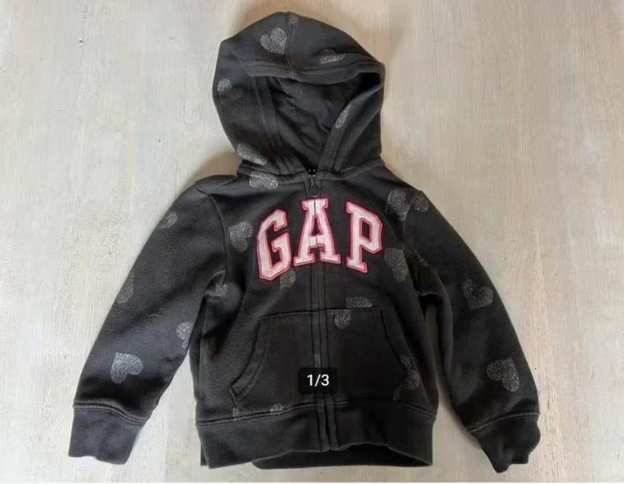 Donkergrijze Baby GAP vest – hoodie met hartjes (ZGAN) 3 jr, Kinderen en Baby's, BabyGap, Meisje, Trui of Vest, Ophalen of Verzenden