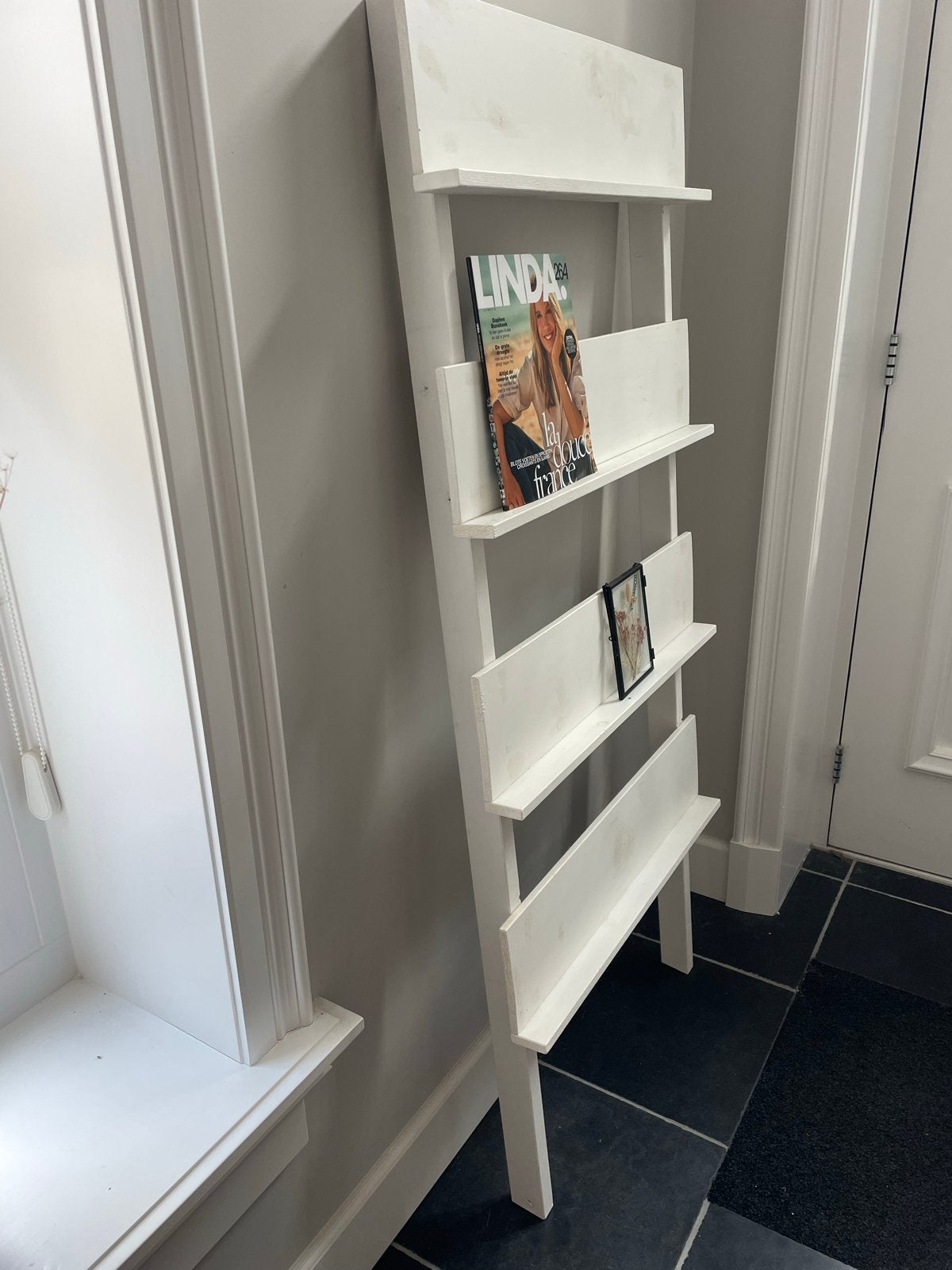 Witte houten tijdschriftenrek / wandrek, Ophalen, Gebruikt