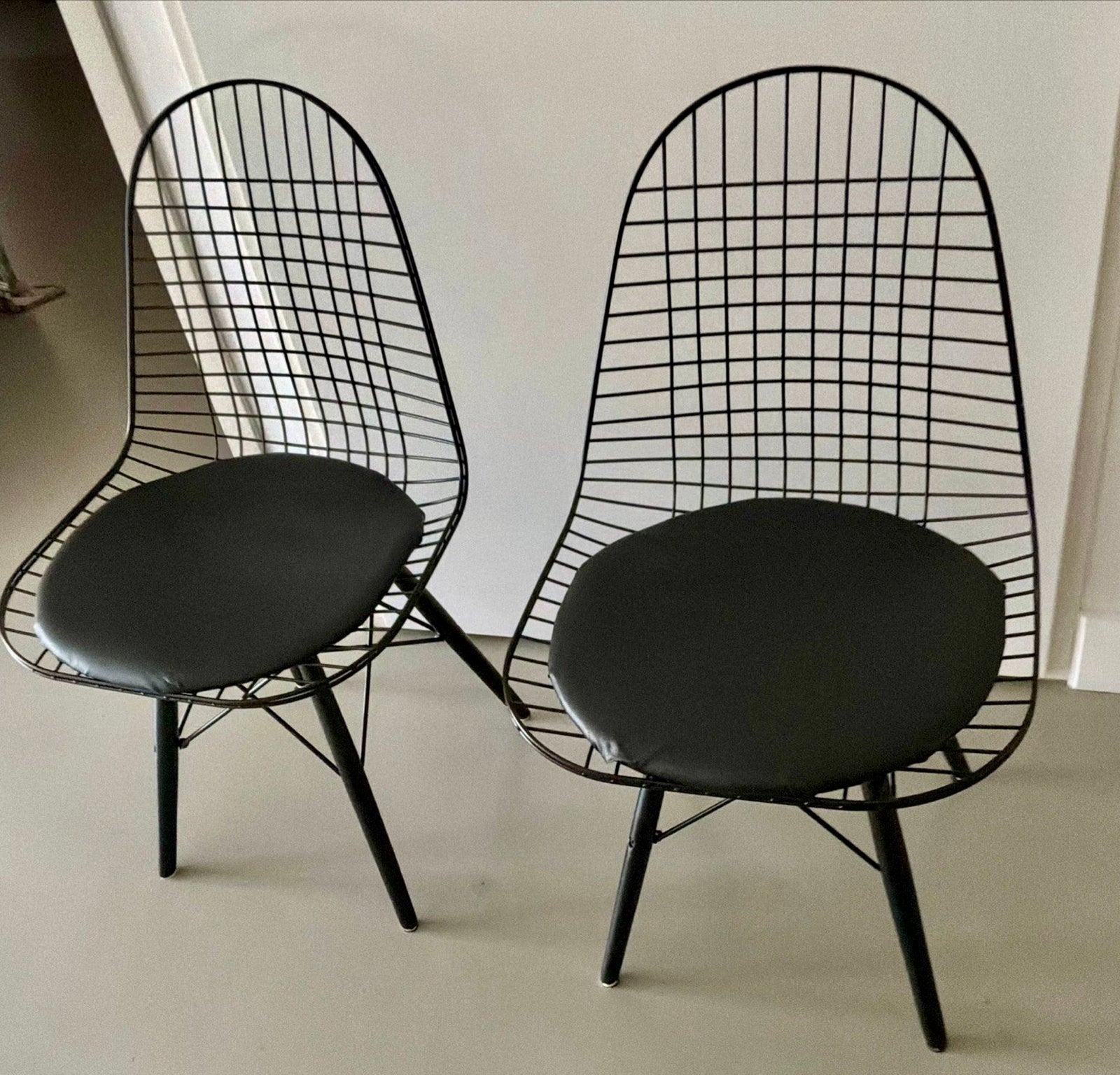 Set van 2 zwarte draadstoelen met vaste kussens, Ophalen, Twee, Zwart, Zo goed als nieuw