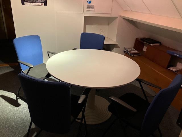 Tafel en 4 stoelen, Huis en Inrichting, Tafels | Eettafels, Ophalen, Overige materialen, Gebruikt, Rond