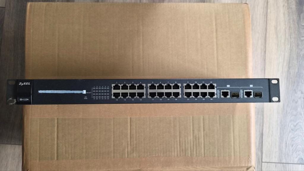 ZyXEL ES 1124 24 ports switch met 2x GBit poorten, Computers en Software, Netwerk switches, Ophalen of Verzenden, Zo goed als nieuw