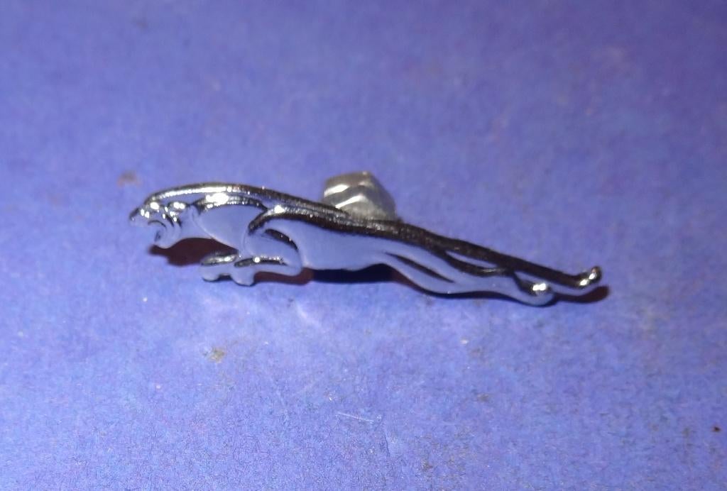 Jaguar Met Boutje Moertje bevestiging 33 x 8 mm, Verzenden, Zo goed als nieuw, Transport, Speldje of Pin