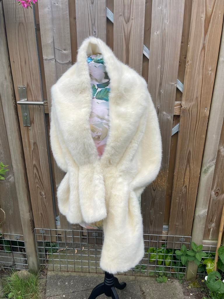 Witte nepbont stola voor bruiloft - zgan, Kleding | Dames, Trouwkleding en Trouwaccessoires, Zo goed als nieuw, Accessoires, Wit