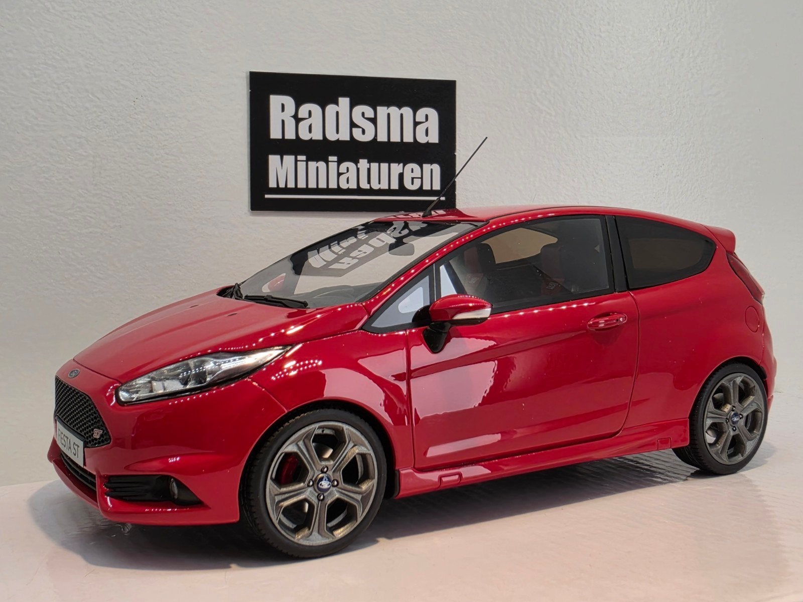 Ford Fiesta ST - Rood - 1:18 Ottomobile, Hobby en Vrije tijd, OttOMobile, Auto, Ophalen of Verzenden