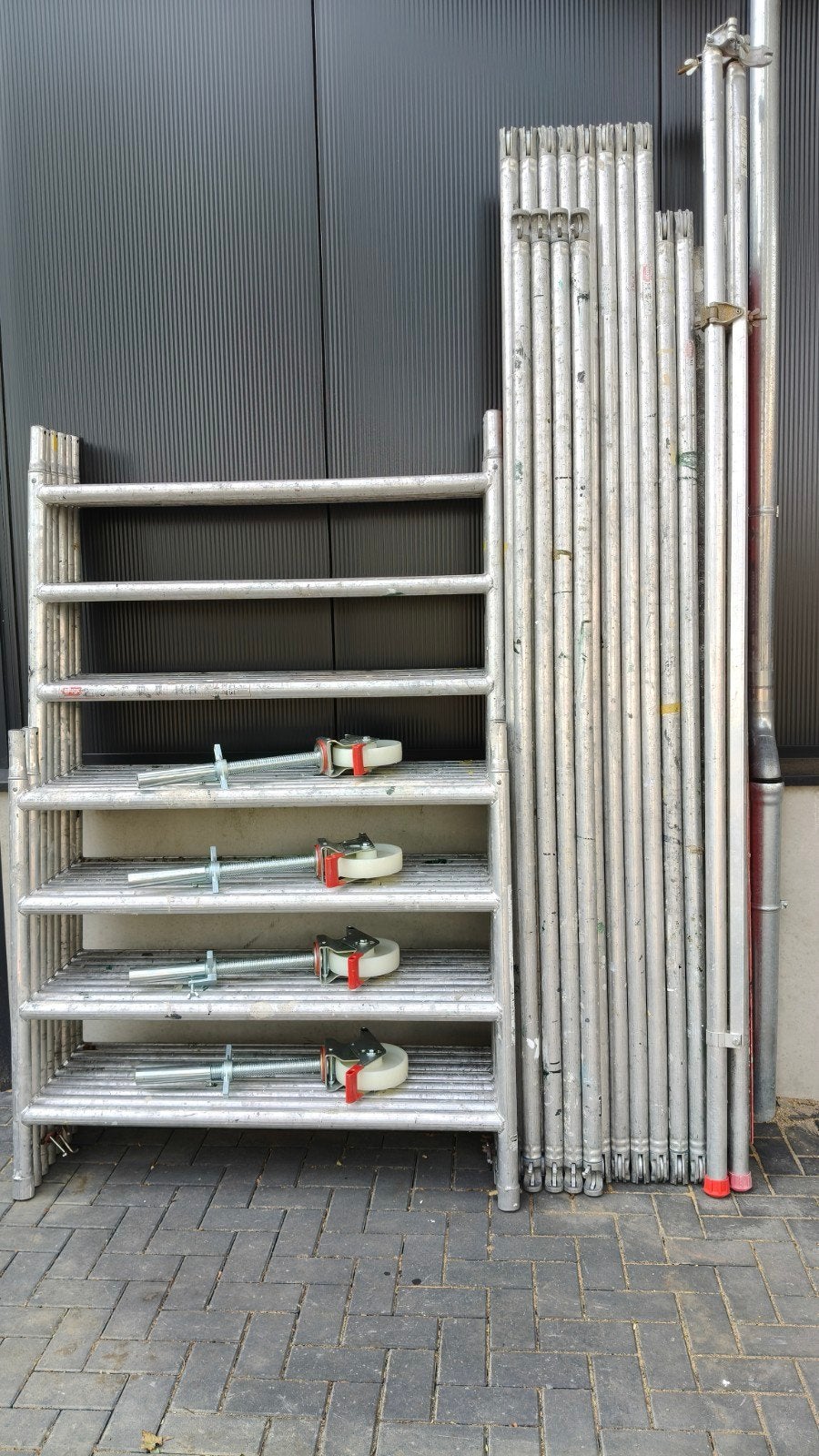 Altrex RS 5 rolsteiger 135x245 werkhoogte 8.2 meter, Doe-het-zelf en Verbouw, Steigers, Ophalen, Gebruikt, Rolsteiger of Kamersteiger